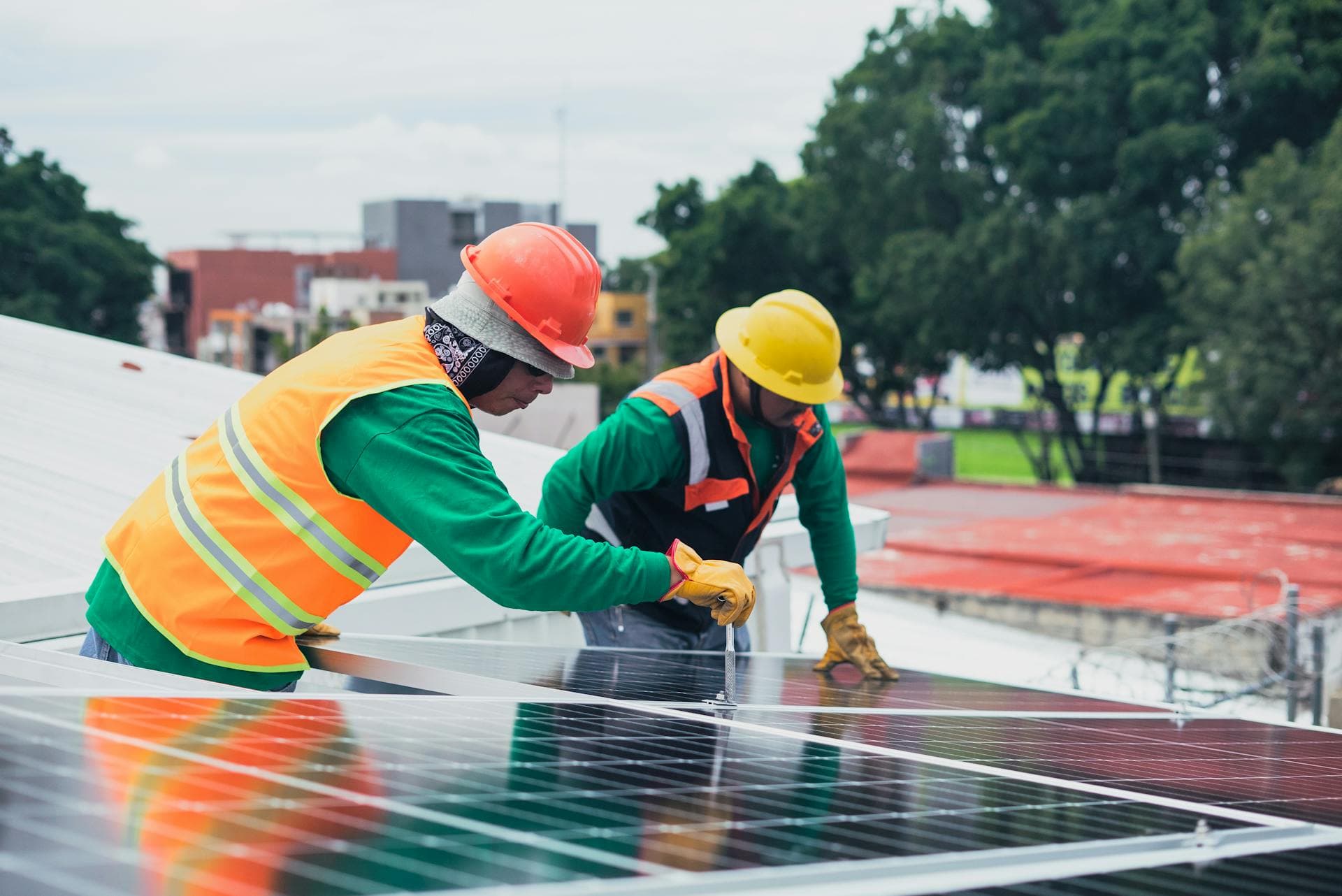 Équipe d'installateurs RGE posant des panneaux solaires